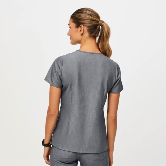 Figs Women’s Catarina One Pocket Scrub Top Graphite Gray size Small Core Color - Picture 4 of 11